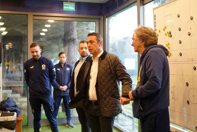 Ali Koç, Jorge Jesus ile toplantısı biter bitmez soluğu futbolcuların yanında aldı: Kaybedilmiş bir şey yok Ali Koç, Jorge Jesus ile toplantısı biter bitmez soluğu futbolcuların yanında aldı: Kaybedilmiş bir şey yok