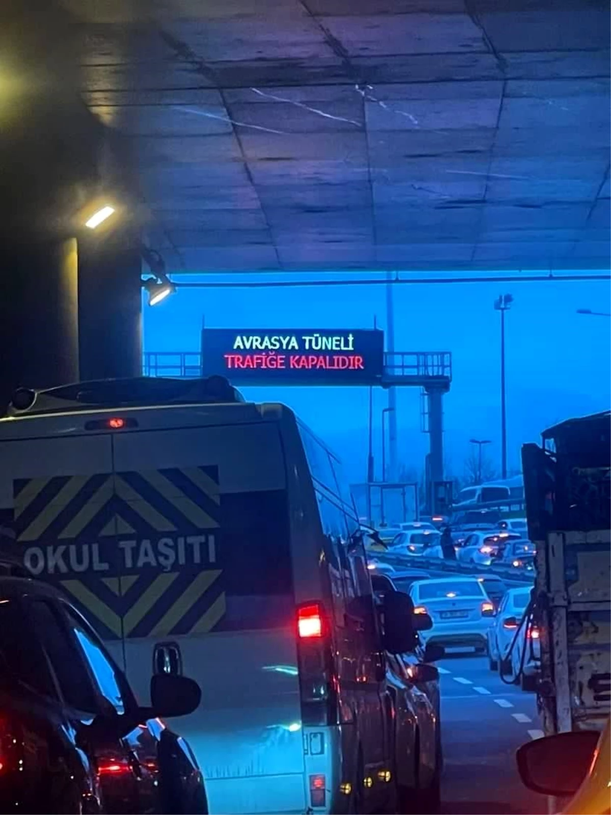 Avrasya Tüneli\'nde kaza: Otomobil yan yattı