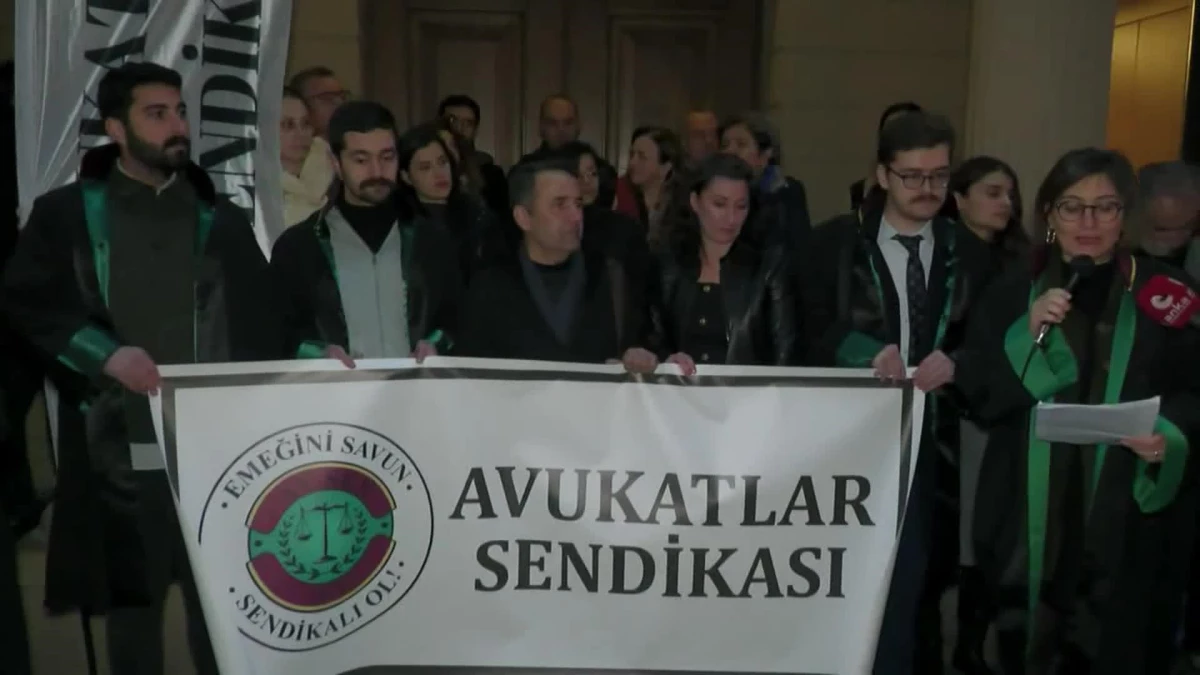Avukatlar Sendikası\'ndan İstanbul Barosu Önünde Açıklama: "Meslektaşlarımızın Hak Savundukları İçin Cezalandırılmasına Alışmayacağız"