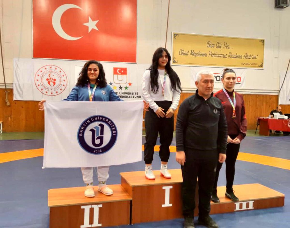 BARÜ\'nün kadın güreşçilerinden 2 madalya