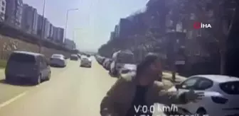 Bursa'da ilginç olay kamerada... Otobüse binmek için yola atladı, geciken yolcular tepki gösterdi