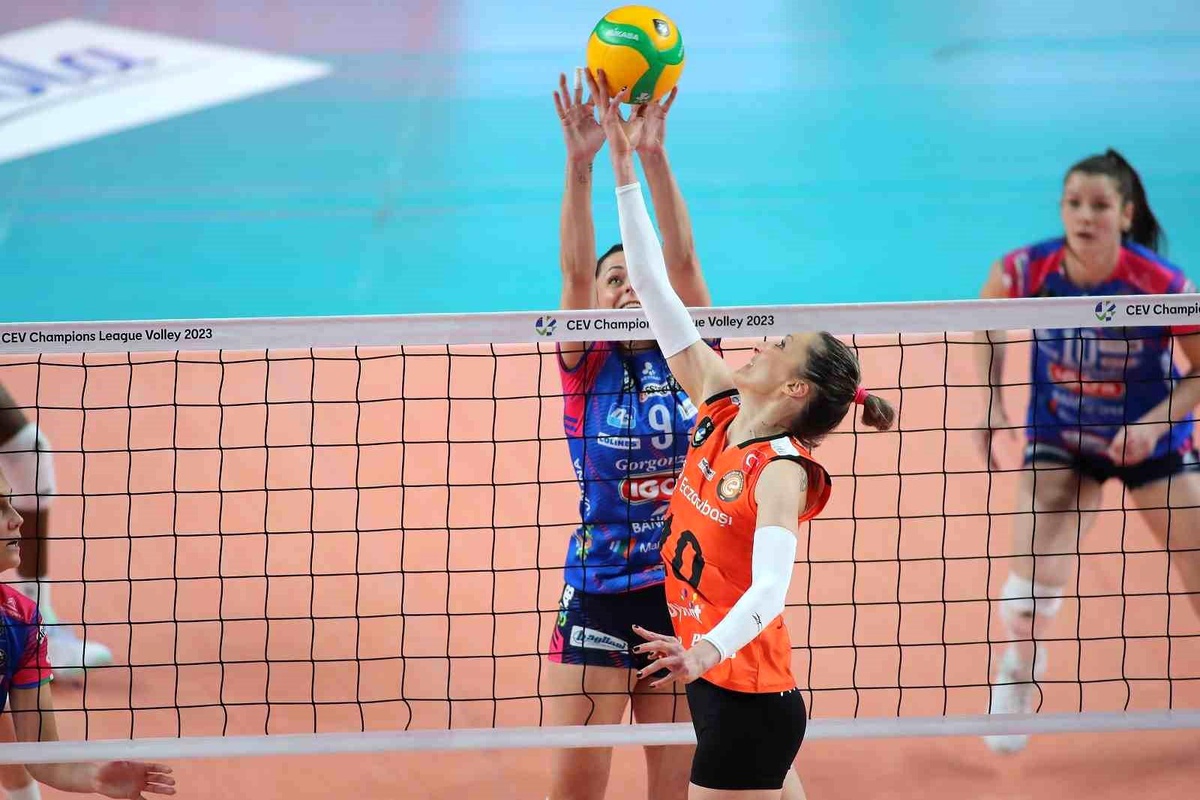 CEV Şampiyonlar Ligi: Igor Gorgonzola Novara: 3 Eczacıbaşı Dynavit: 2