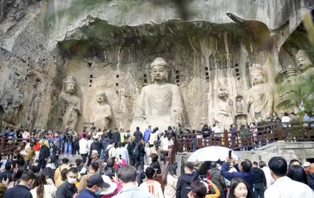 Çin'de Halk Qingming Festivali'nde Turistik Bölgeleri Ziyaret Etti