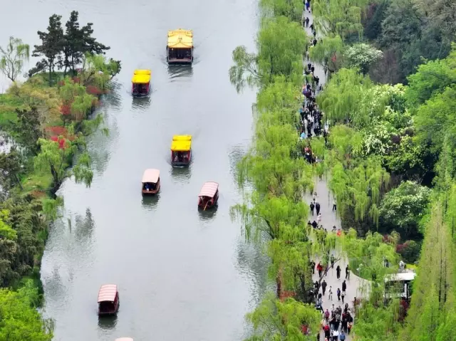 Çin'de Halk Qingming Festivali'nde Turistik Bölgeleri Ziyaret Etti