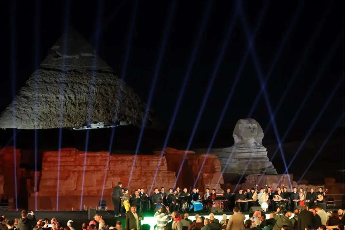 Çinli ve Mısırlı Müzisyenler Giza Piramitleri Manzarası Eşliğinde Konser Verdi