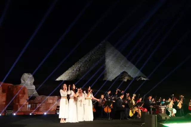 Çinli ve Mısırlı Müzisyenler Giza Piramitleri Manzarası Eşliğinde Konser Verdi