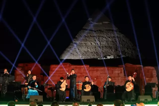 Çinli ve Mısırlı Müzisyenler Giza Piramitleri Manzarası Eşliğinde Konser Verdi