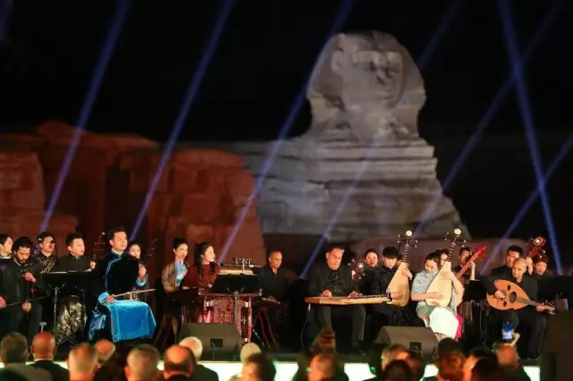 Çinli ve Mısırlı Müzisyenler Giza Piramitleri Manzarası Eşliğinde Konser Verdi