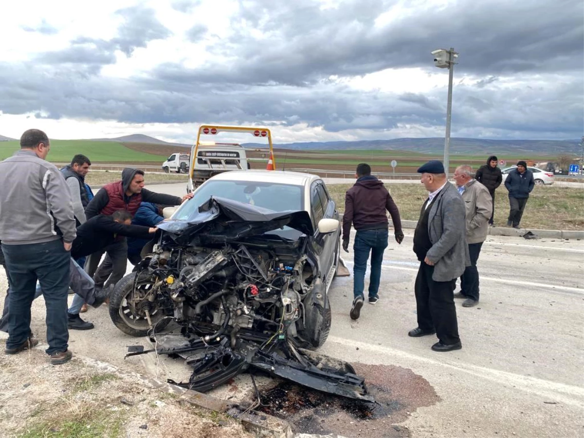 Çubuk\'ta feci kaza: Kavşakta iki araç çarpıştı, 7 kişi yaralandı