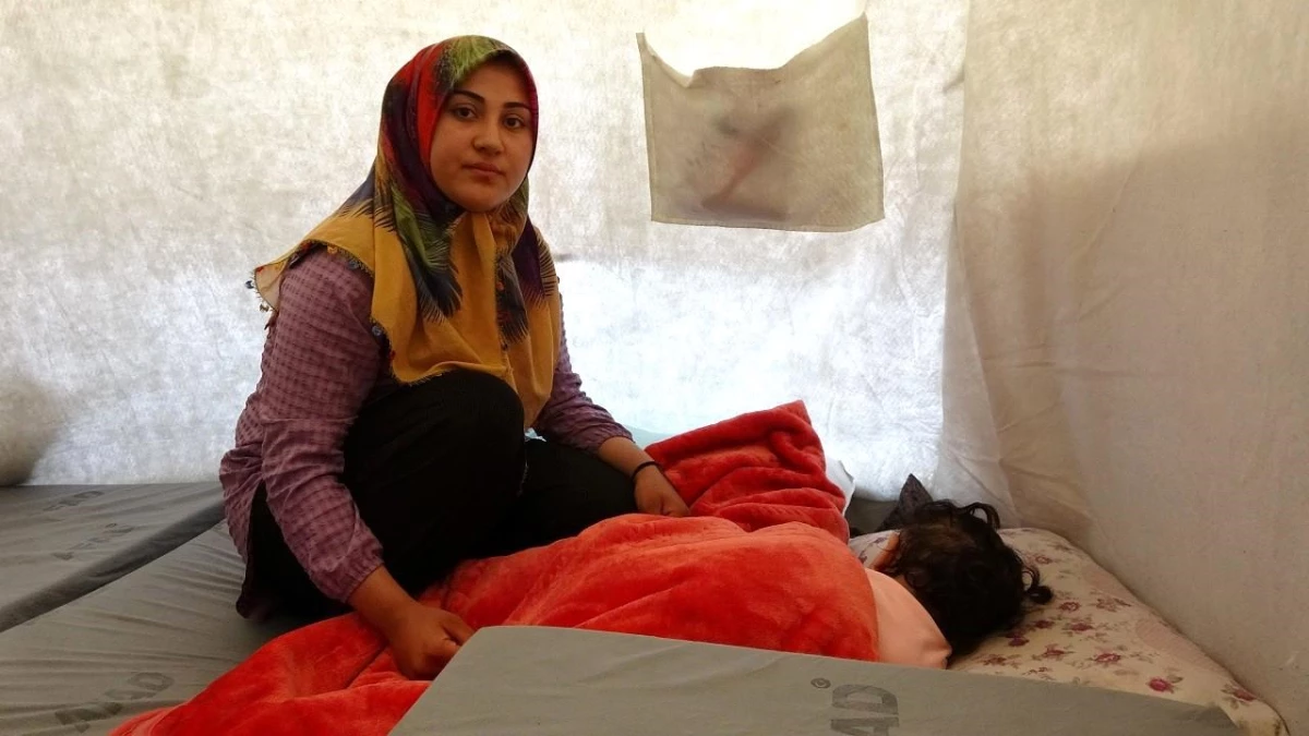 Depremzede anne: "Çadır kentte her şeyimiz karşılanıyor"