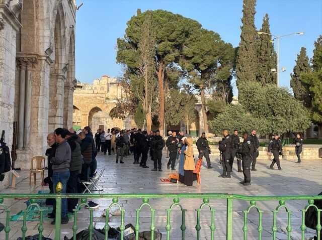 Gece yarısı Mescid-i Aksa'yı basan İsrail polisi yine rahat durmadı! Namaz kılan cemaati engellediler