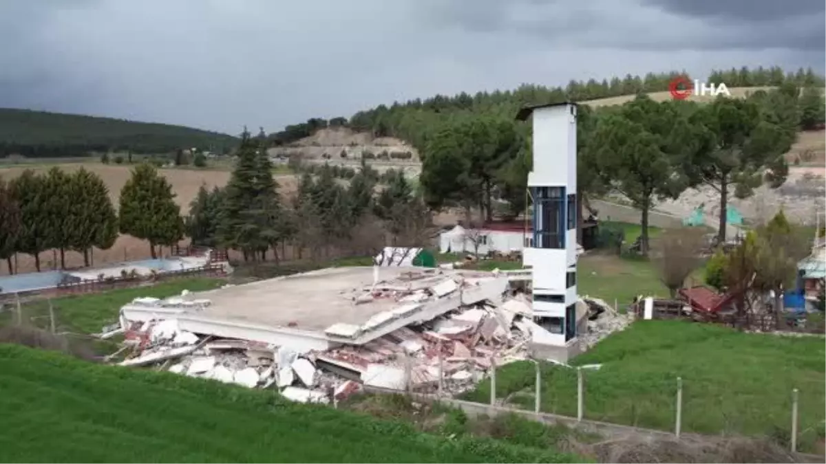 İki katlı bina depremde yerle bir oldu, bir tek asansör kulesi ayakta kaldı