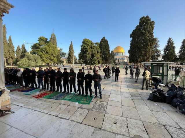 İsrail güçlerinden Mescid-i Aksa'ya saldırı! Avluda namaz kılmalarına da izin vermediler