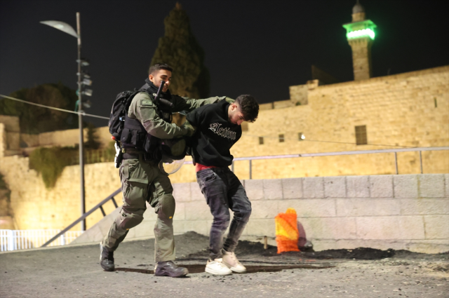İsrail polisi, Mescid-i Aksa baskınında 450 Filistinliyi gözaltına aldı