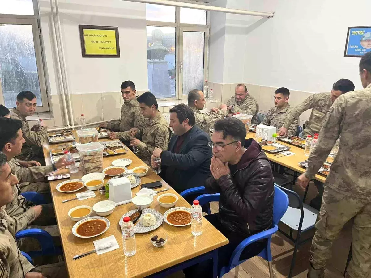 Kaymakam Ocak askerlerle iftar yemeğinde buluştu