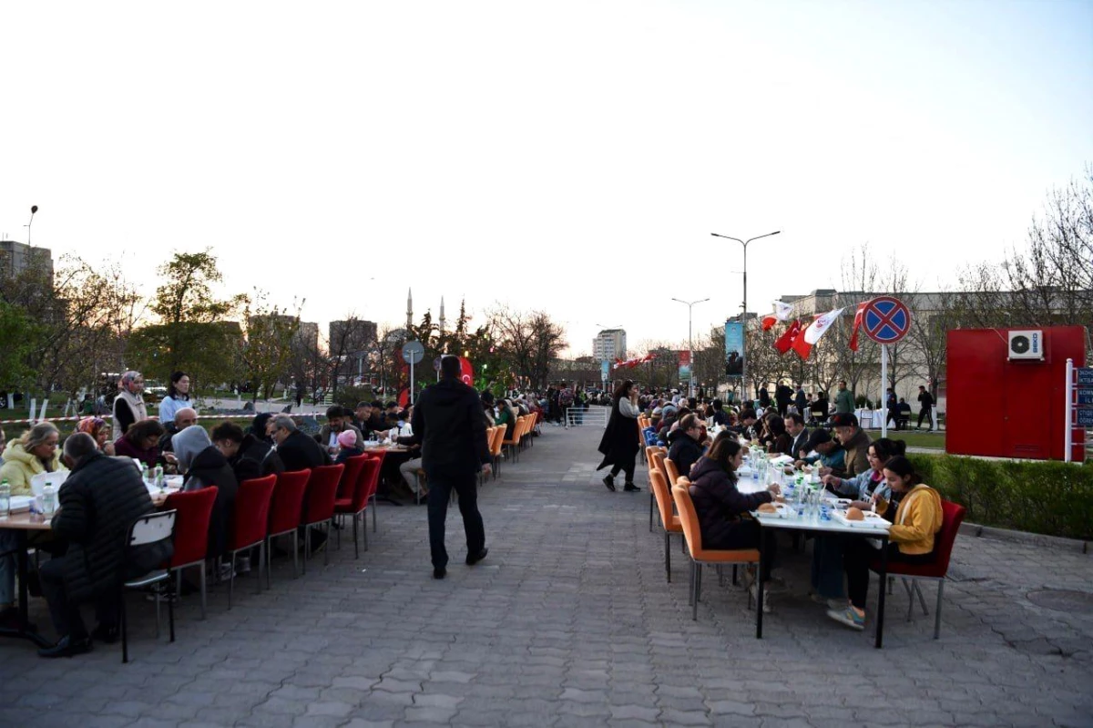 Kırgızistan\'da 3 bin kişiyle sokak iftarı