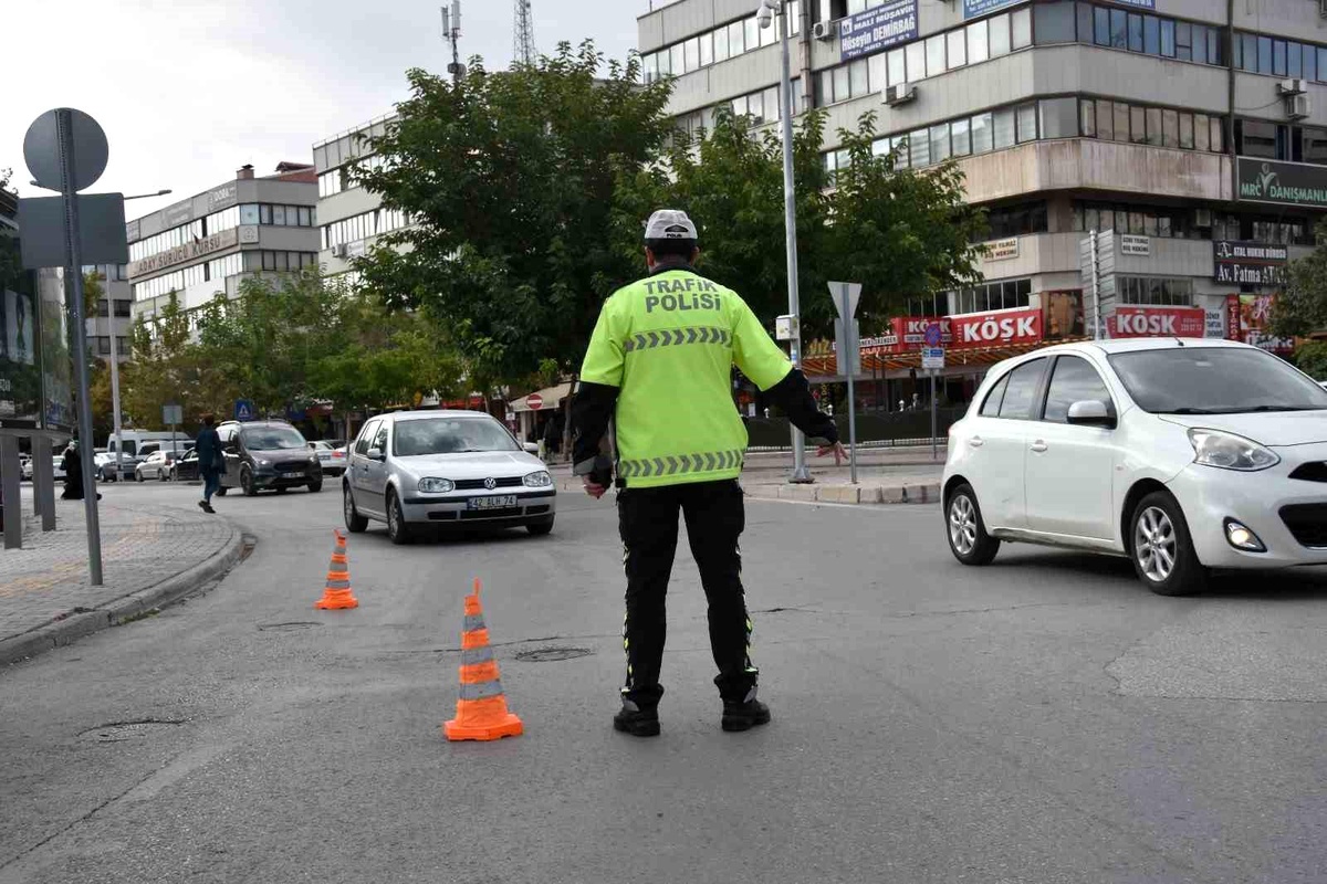 Konya\'da trafik polisleri yaya geçidi kullanımına dikkat çekti