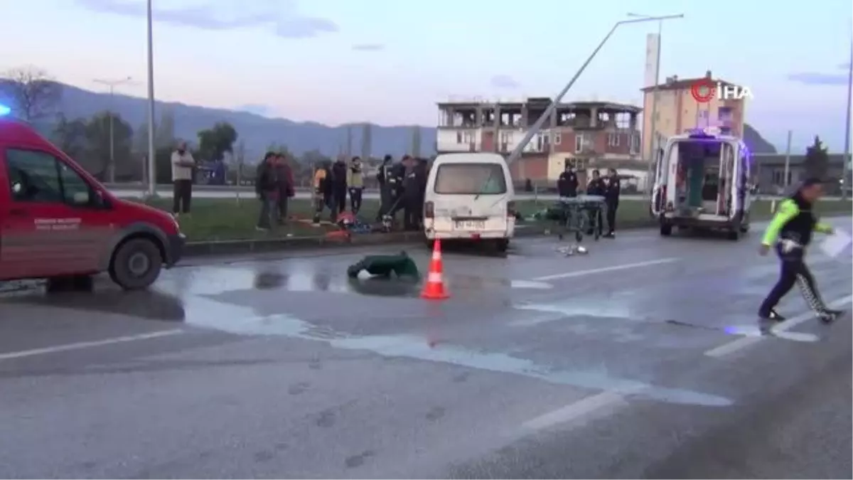 Panelvan direğe çarptı: Sıkışan sürücü güçlükle çıkarıldı