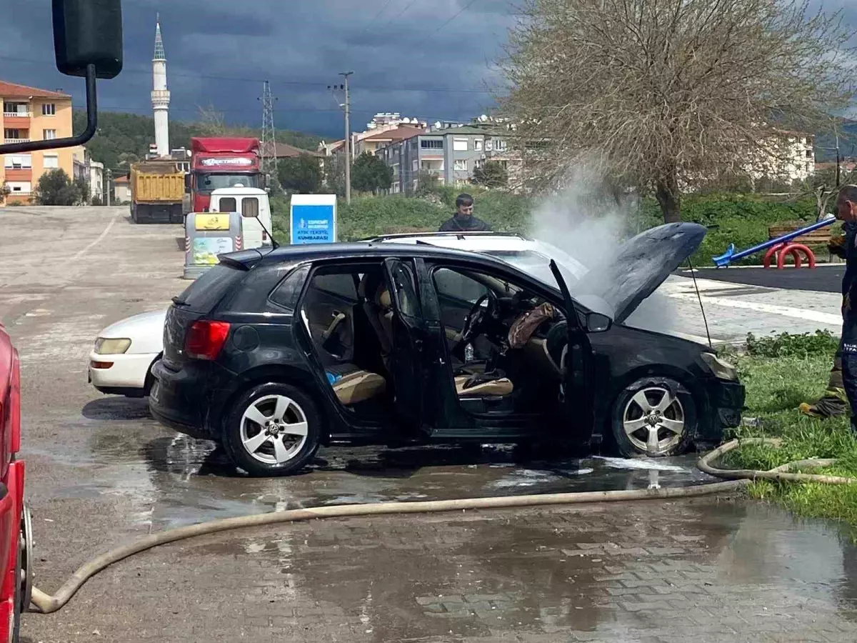 Park halindeki otomobilde yangın çıktı