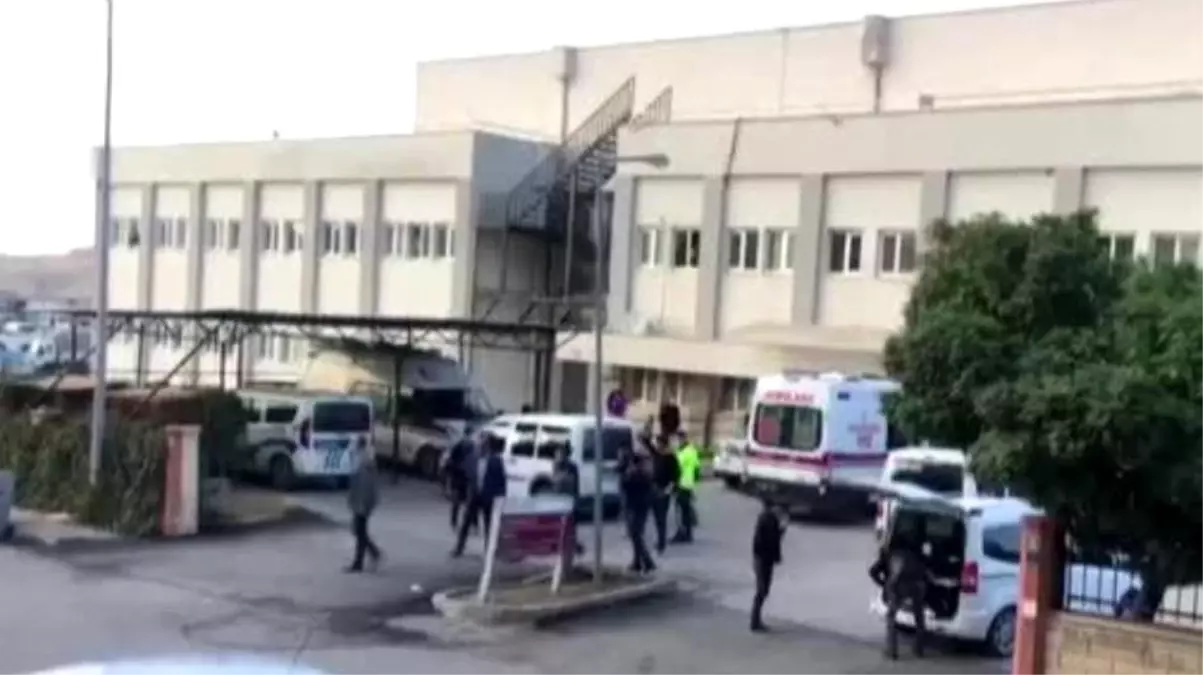 Siirt\'te seyir halindeki traktör ikiye bölündü, sürücü yaralandı