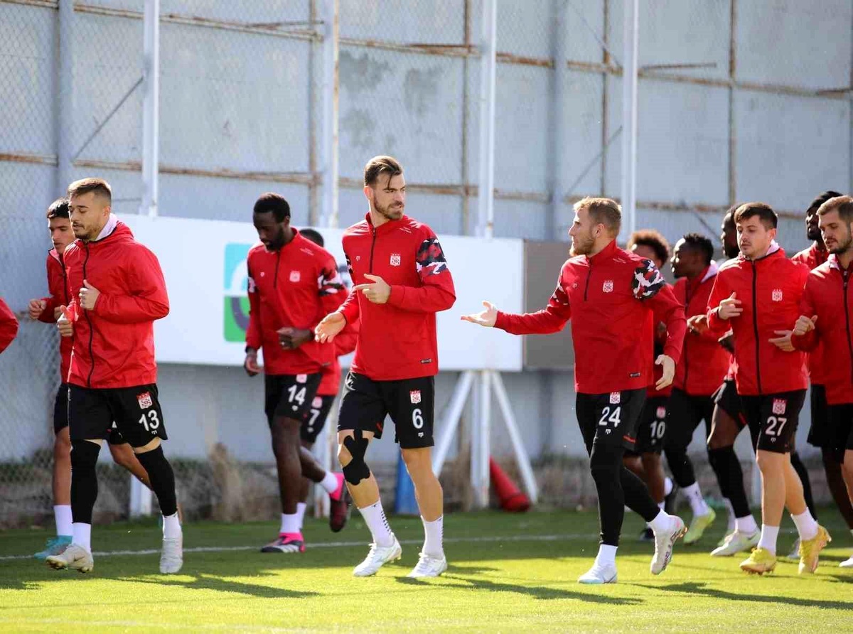 Sivasspor\'da sakatlıkları geçen Robin Yalçın, Caner ve Charisis takımla çalıştı
