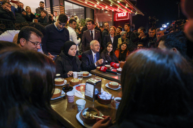 Sütlaç yiyen Kılıçdaroğlu, 'Hesabı kim ödeyecek?' dedi, İmamoğlu'nun yanıtı kahkahaya boğdu