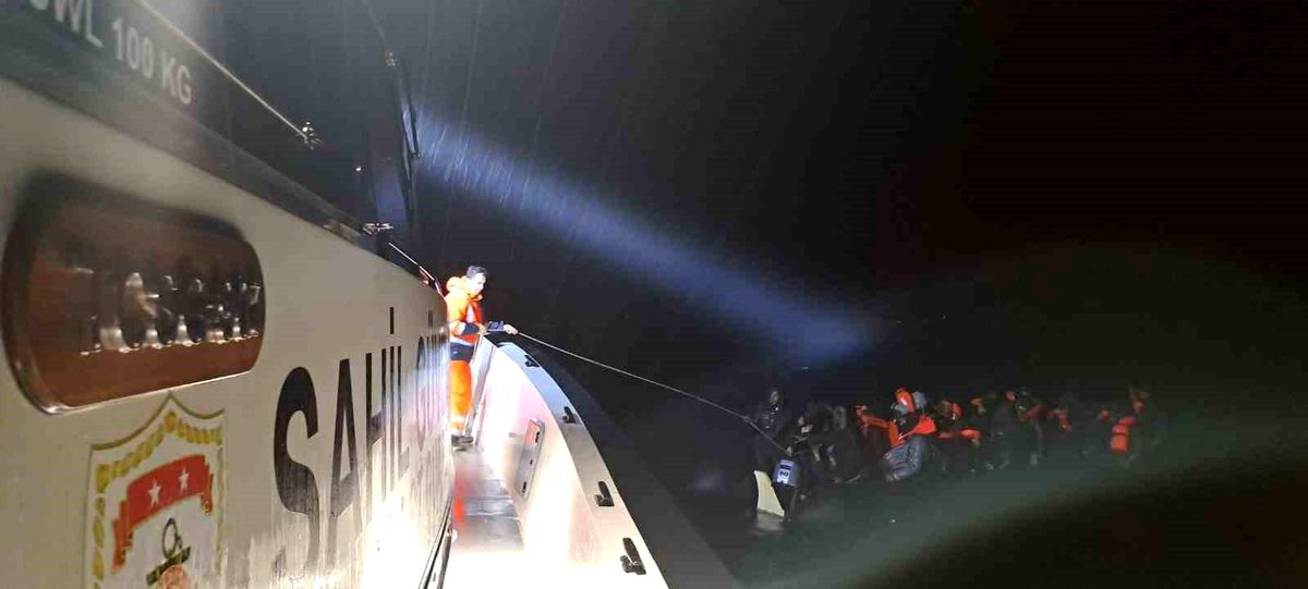 İzmir açıklarında geri itilen 72 düzensiz göçmen kurtarıldı