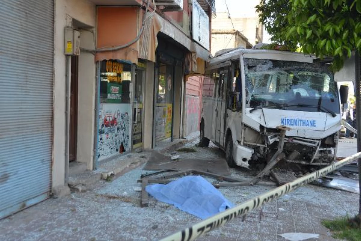 Adana\'da dolmuş, otobüs durağına daldı; 1 ölü, 7 yaralı
