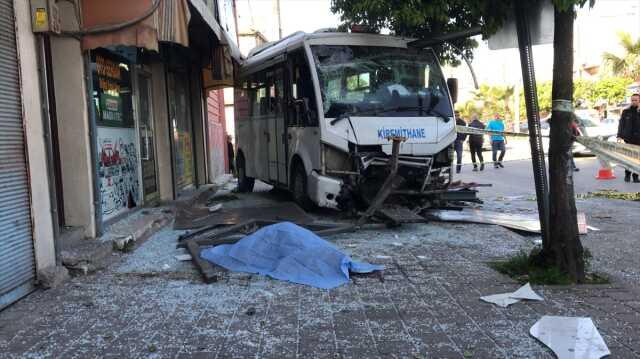 Adana'da dolmuşun durakta bekleyenlere çarpması sonucu 1 kişi öldü, 7 kişi yaralandı