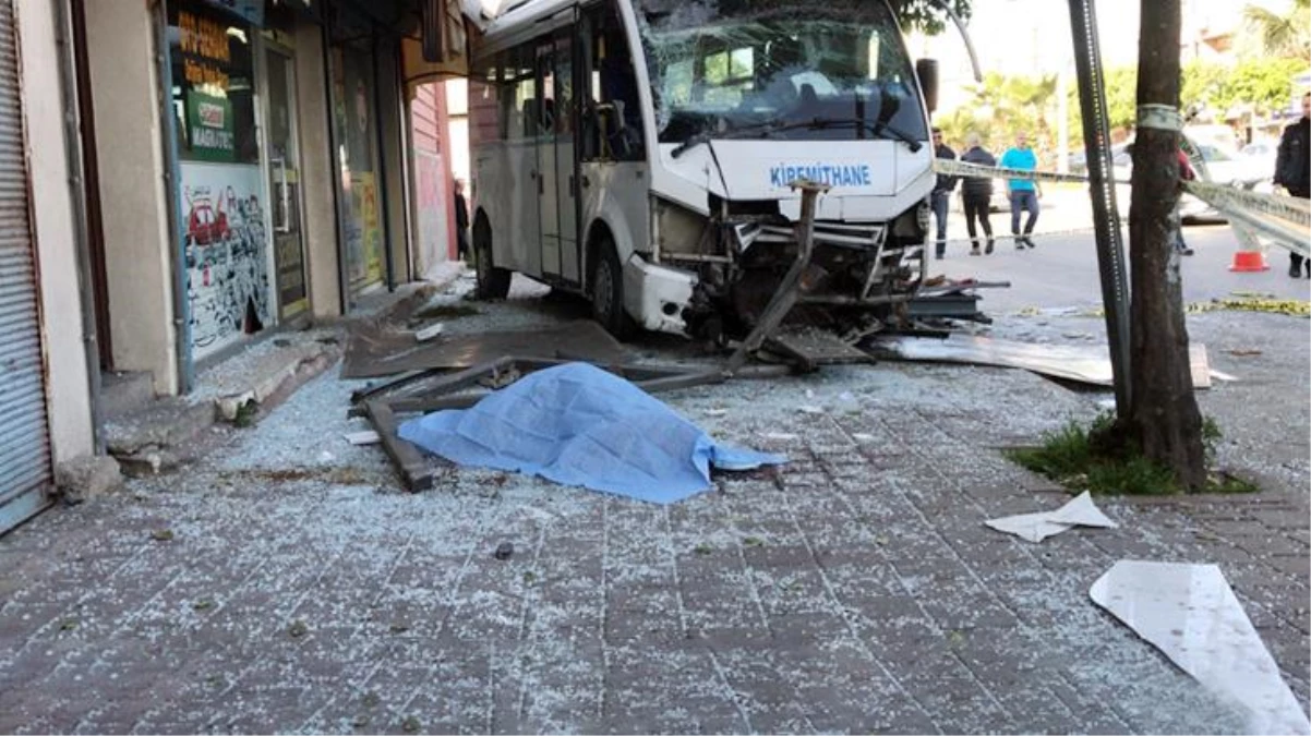 Minibüs durakta bekleyen yolcuları ezdi! 1 kişinin öldüğü kazada 7 kişi yaralandı