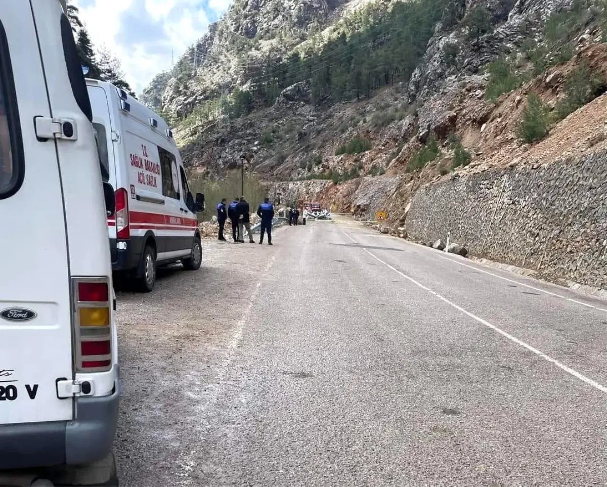 Kopan kayanın otomobilin üzerine düşmesi sonucu feci şekilde hayatını kaybeden öğretmelerin isimleri belli oldu