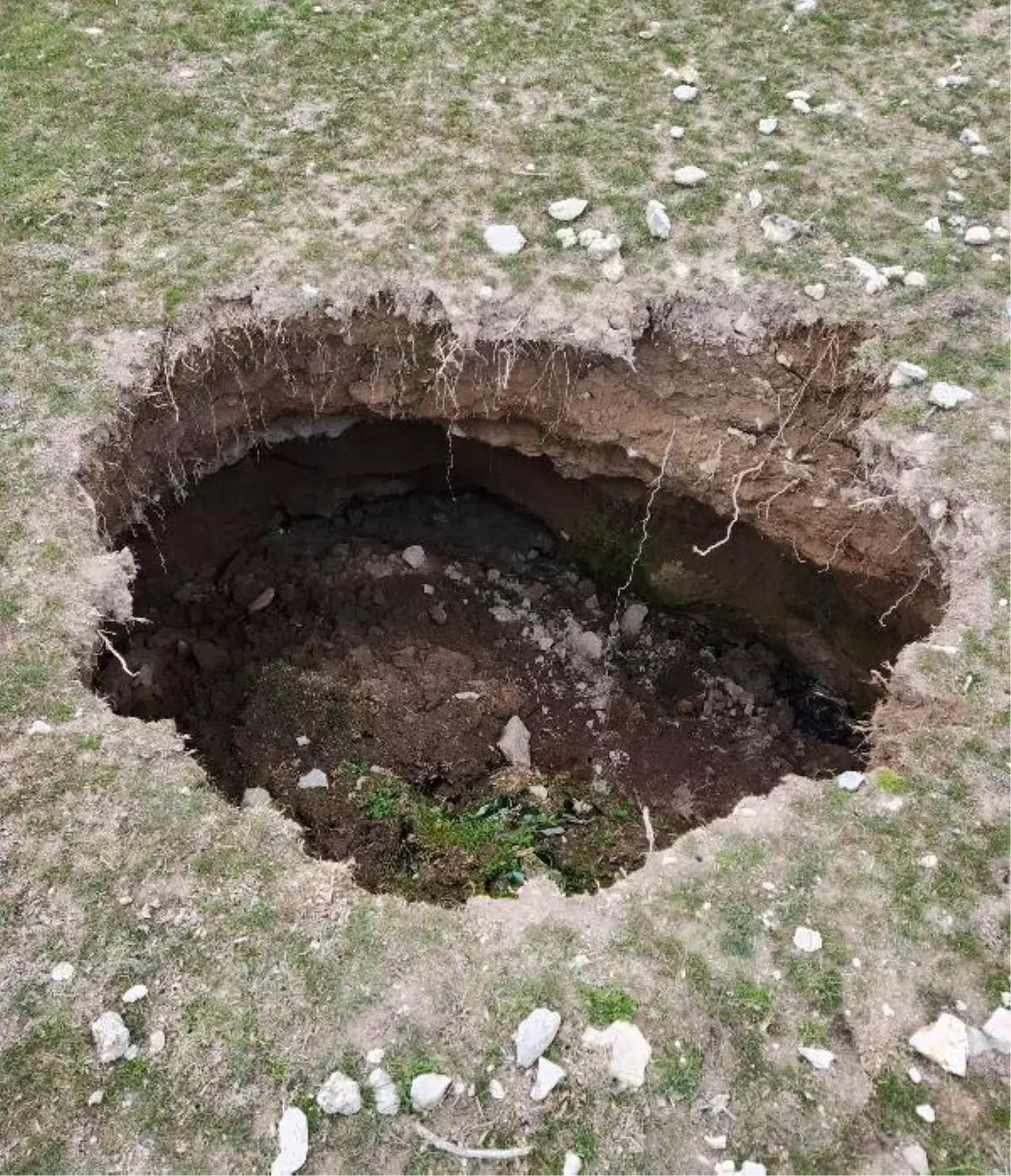 Aksaray\'da 10 metre derinliğinde obruk oluştu