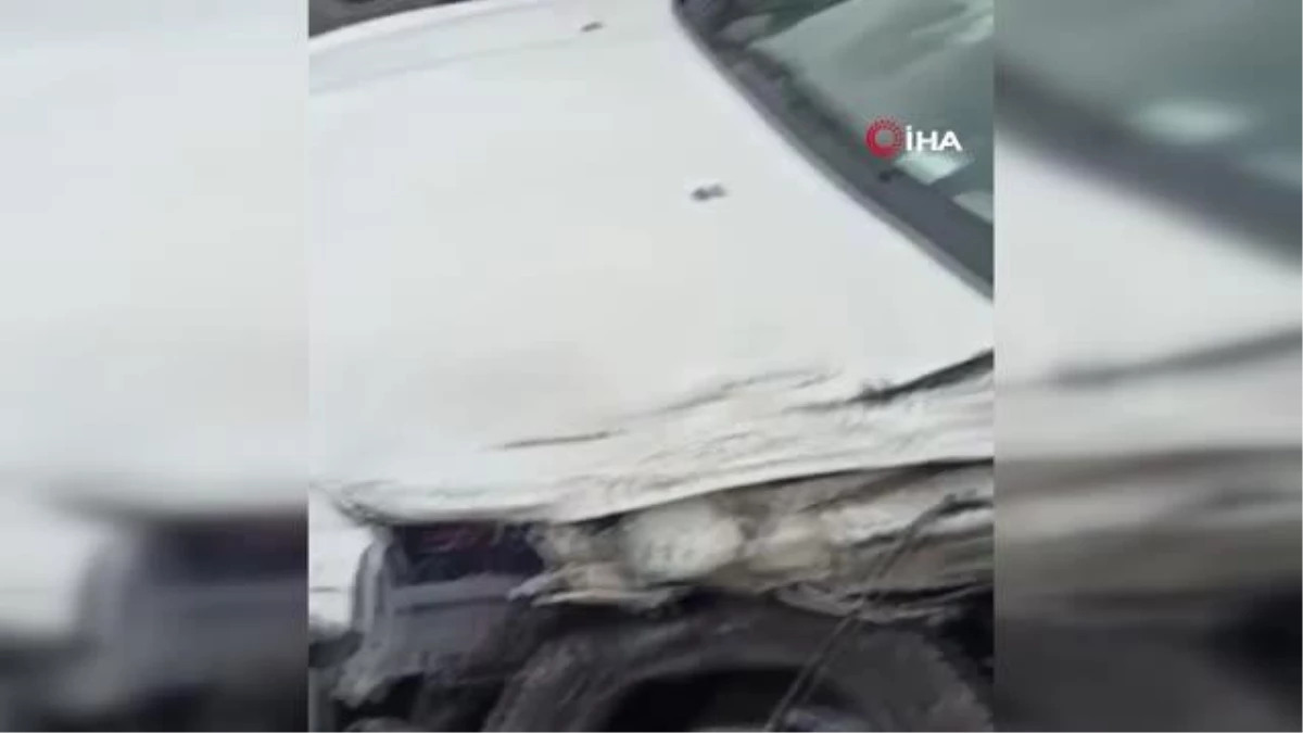 Arnavutköy\'de servis aracı ile otomobil kazaya karıştı: 2 yaralı
