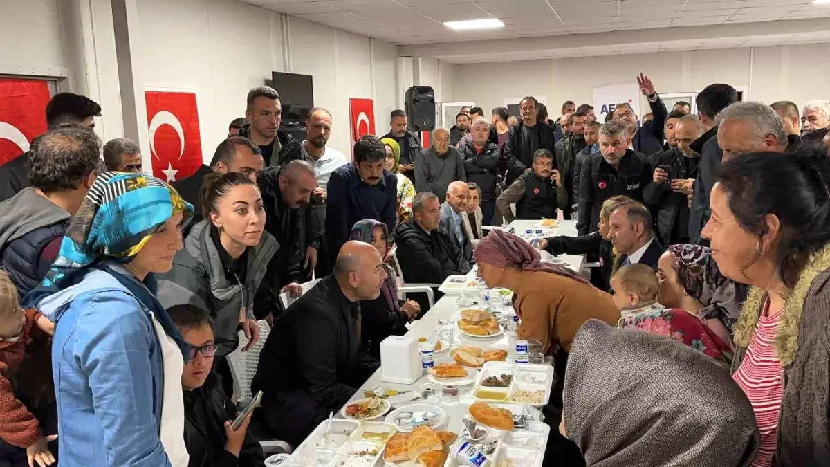 Bakan Soylu, İskenderun\'da depremzedelerle iftarda buluştu