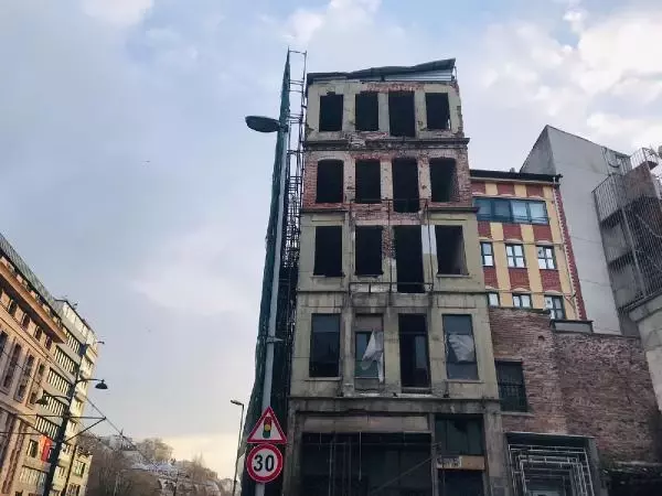 Beyoğlu'nda 5 katlı binada çökme riskine karşı yol, araç ve tramvay trafiğine kapatıldı(1)