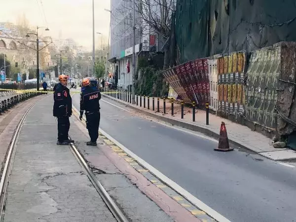 Beyoğlu'nda 5 katlı binada çökme riskine karşı yol, araç ve tramvay trafiğine kapatıldı(1)