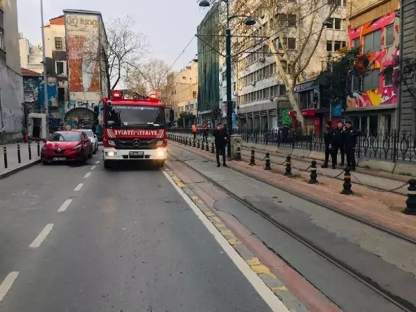 Beyoğlu'nda 5 katlı binada çökme riskine karşı yol, araç ve tramvay trafiğine kapatıldı(1)