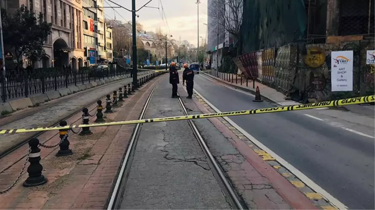 Beyoğlu\'nda 5 katlı binada çökme meydana geldi! Tramvay seferleri durduruldu