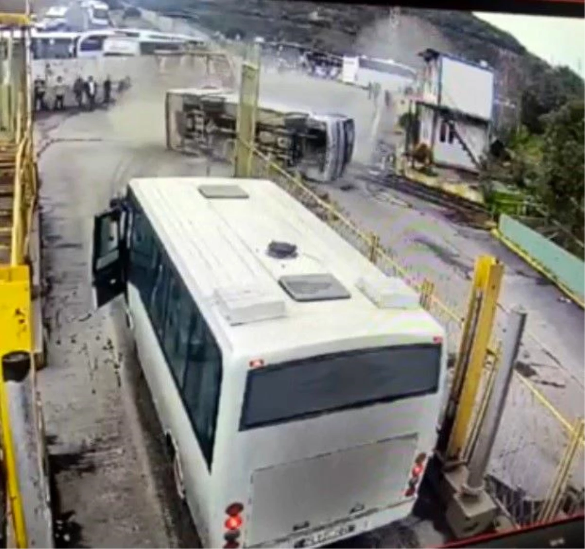 17 işçinin yaralandığı otobüs kazası kamerada