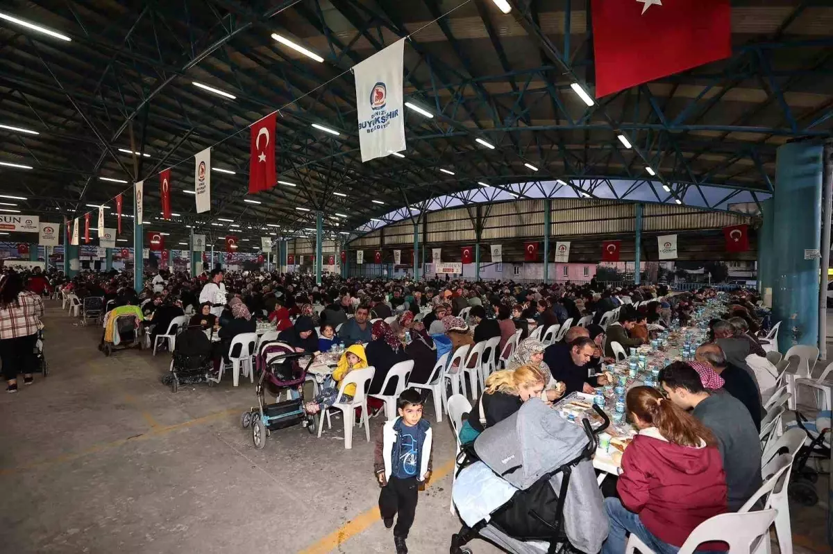 Büyükşehirin iftar sofrası Anafartalar\'da kuruldu