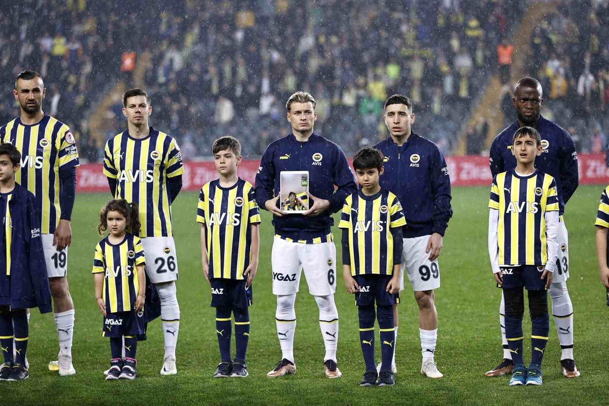 Depremzede çocuklar Fenerbahçe Kayserispor maçında ağırlandı