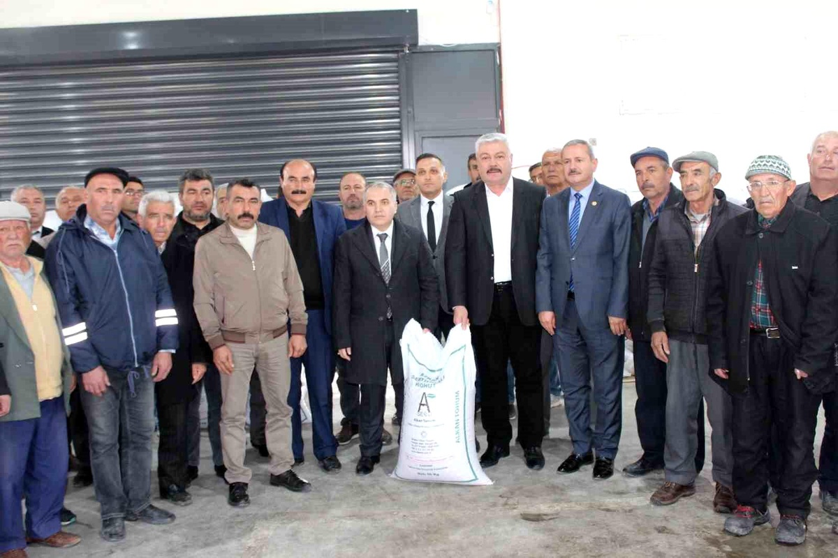Dinar\'da çiftçilere yüzde 75 destekli nohut tohumu dağıtıldı