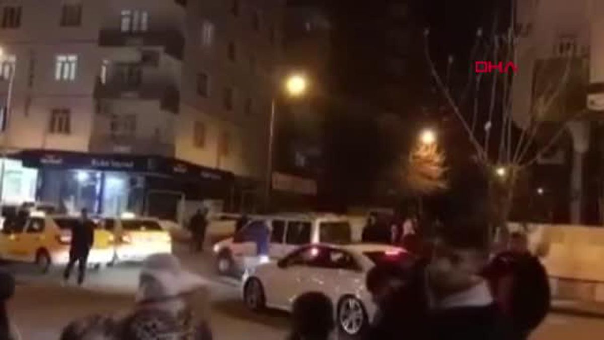 DİYARBAKIR'DA AĞIR HASARLI DİYARGAP APARTMANI'NIN BİR KISMI ÇÖKTÜ, ÇEVRESİNDEKİ BİNALAR BOŞALTILDI