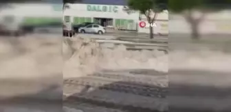 Dolu yağışı Çeşme'yi beyaza bürüdü