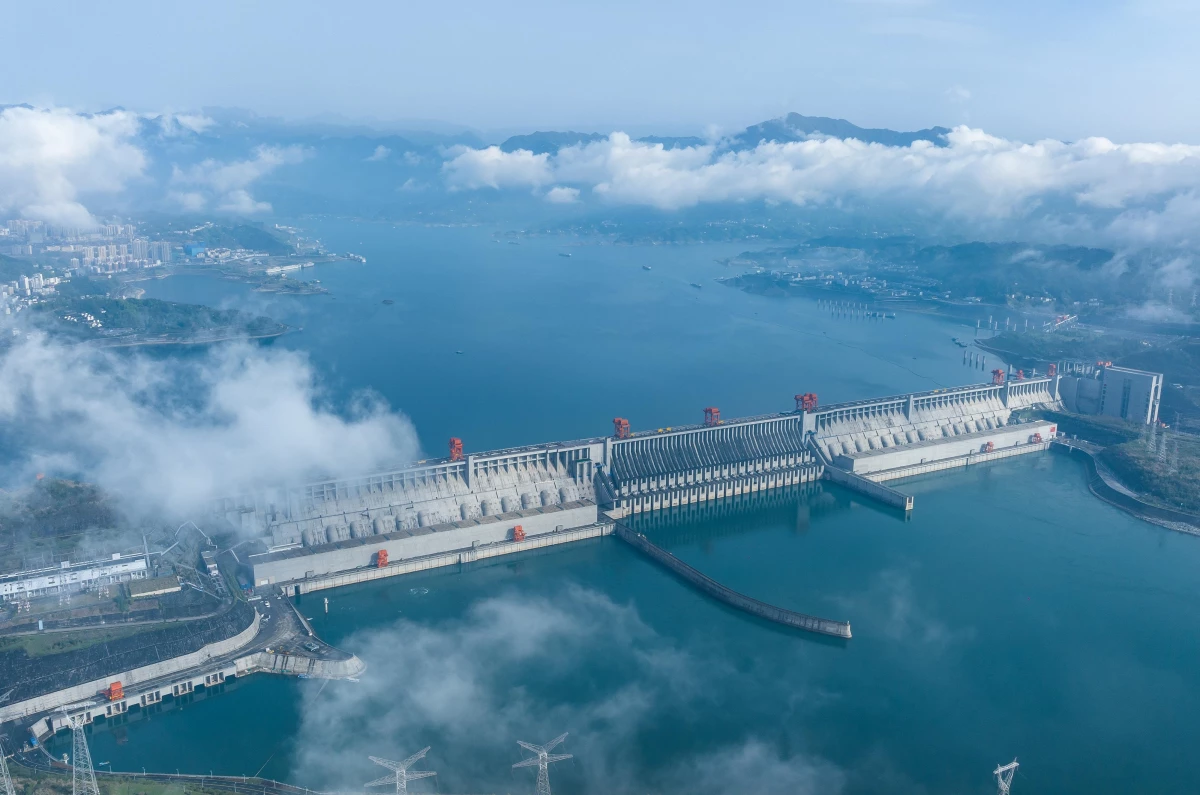 Dünyanın En Büyük Hidroelektrik Santrali Üç Boğaz Barajı\'nın Havadan Görünümü