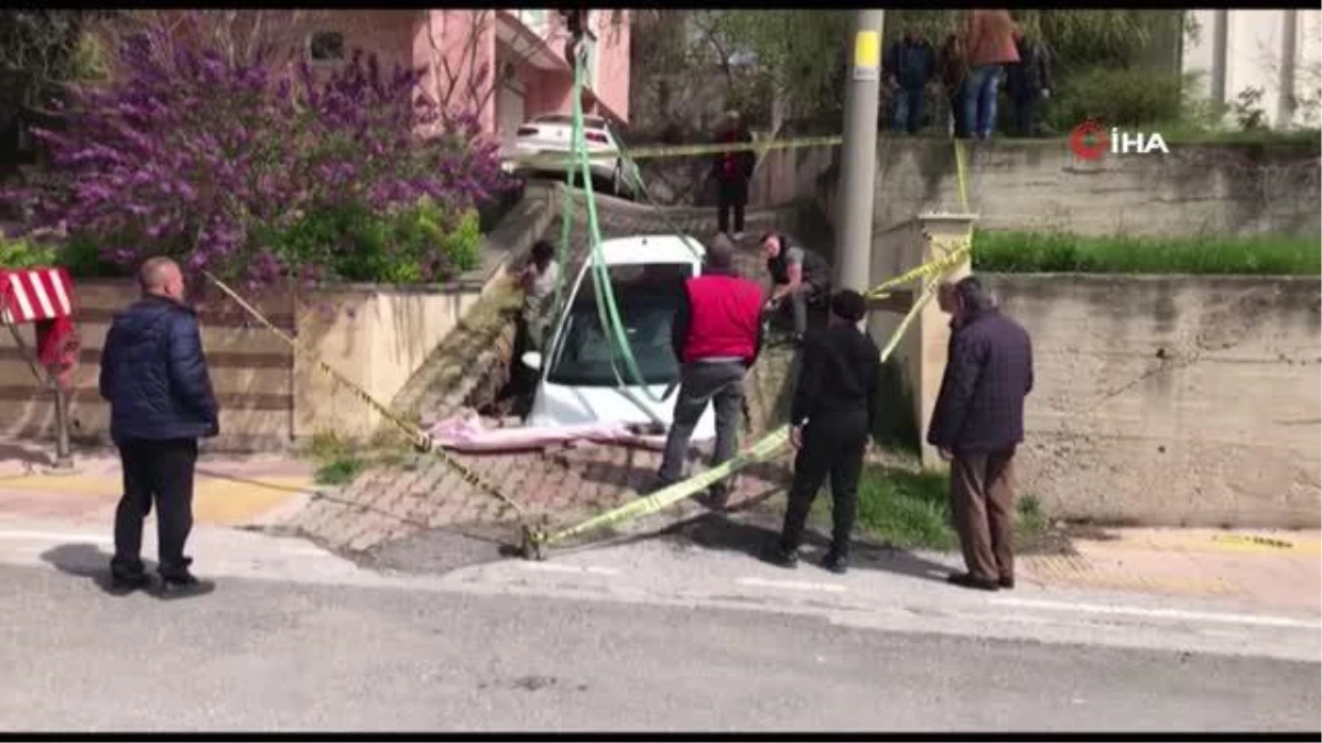 Edirne\'de yol çöktü, otomobil oluşan çukura düştü