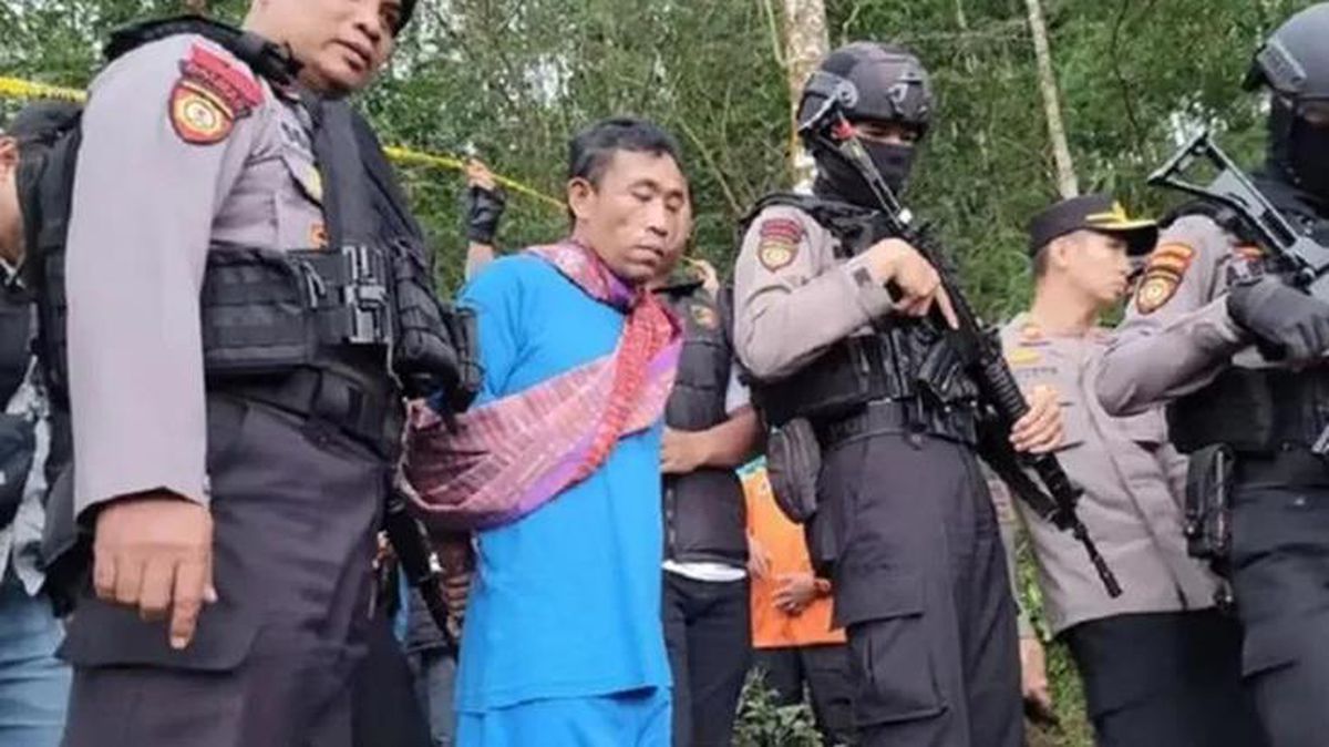 Endonezya'da bir şaman paralarını çoğaltmakla kandırdığı 12 kişiyi öldürüp bahçesine gömdü