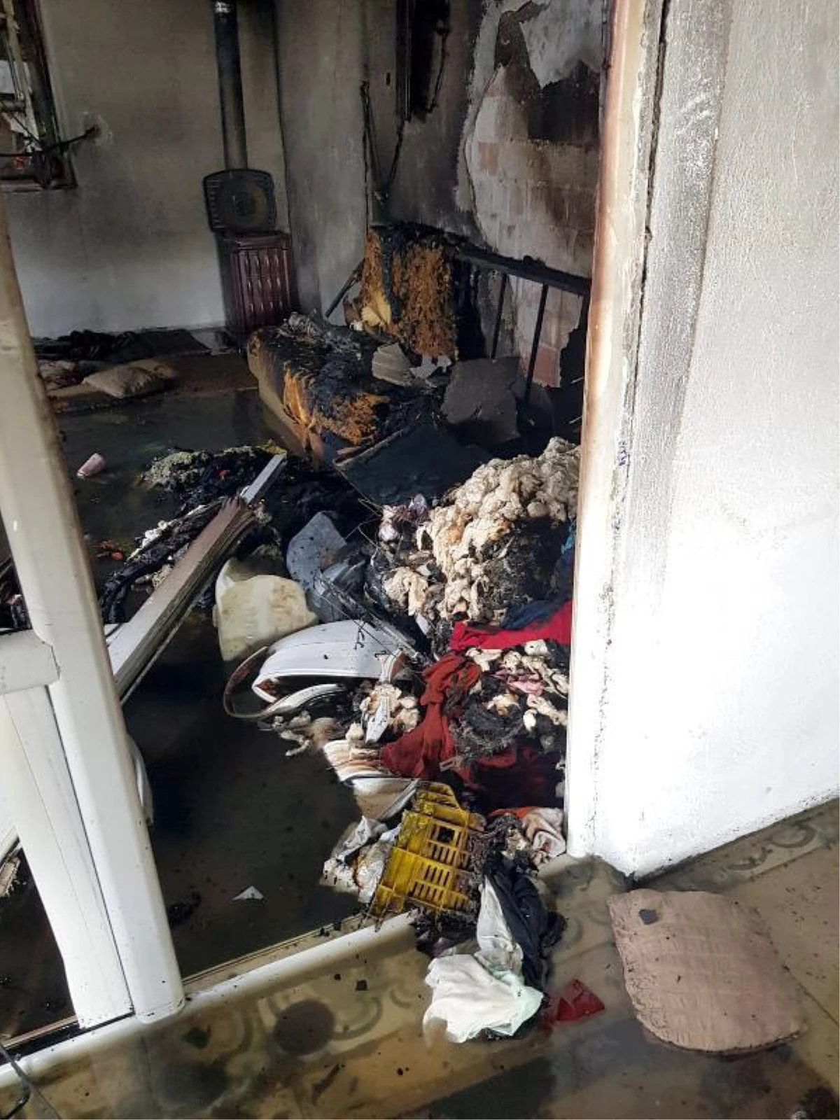 Evde çıkan yangında 2 bebekten biri öldü, diğeri yaralandı - Yeniden