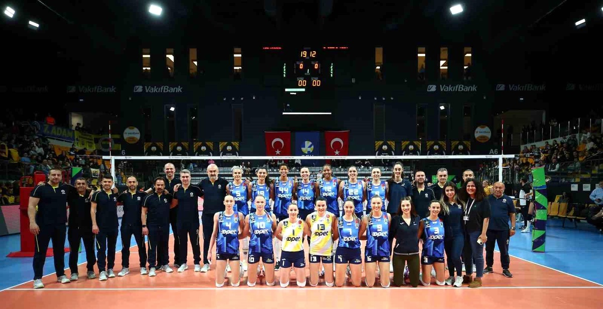 Fenerbahçe, Vakıfbank\'a set vermedi