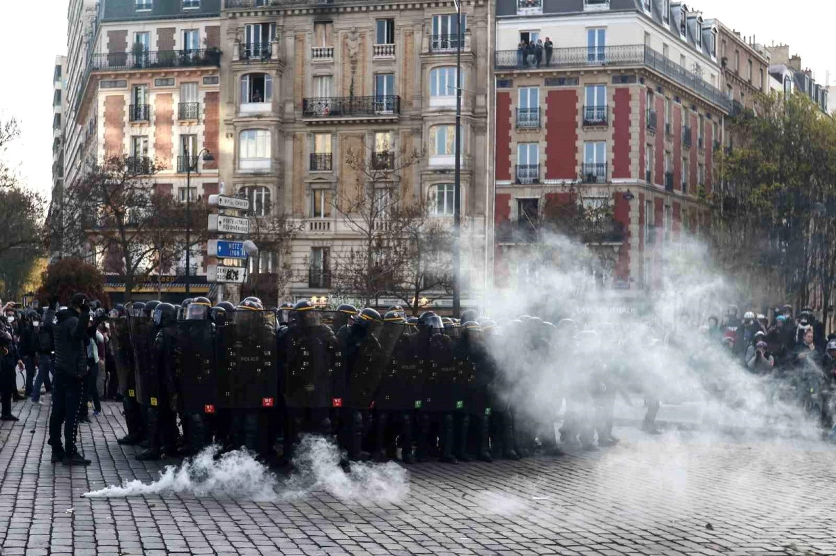 Fransa\'da emeklilik reformuna karşı protestolar sürüyor: 111 gözaltı